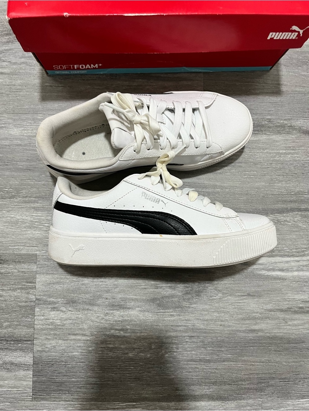 PUMA Vikky Women Leather White Sneaker Black Strip Size 7  NO INSOLES